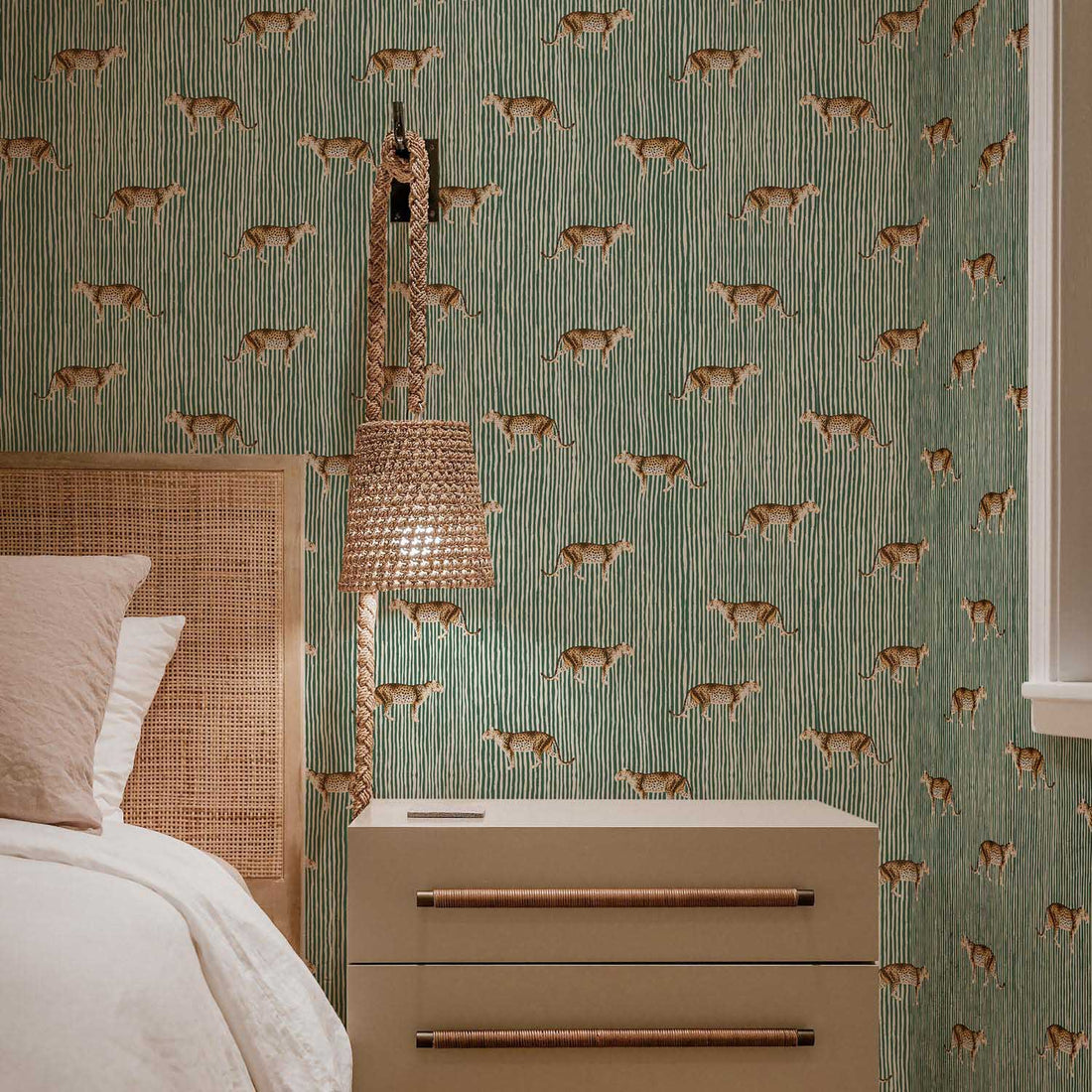 Bold Green Leopard Wallpaper