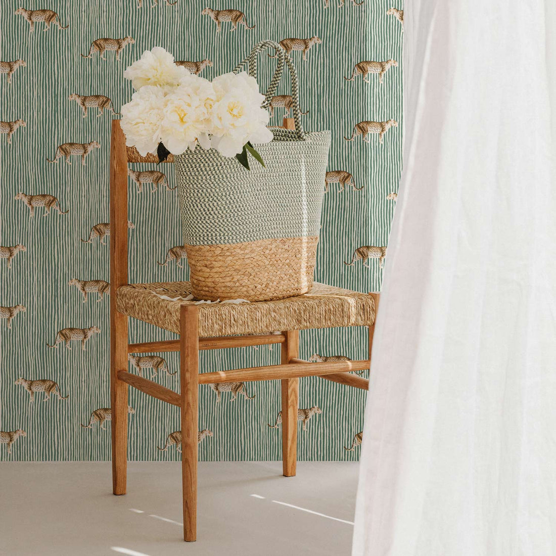 Bold Green Leopard Wallpaper